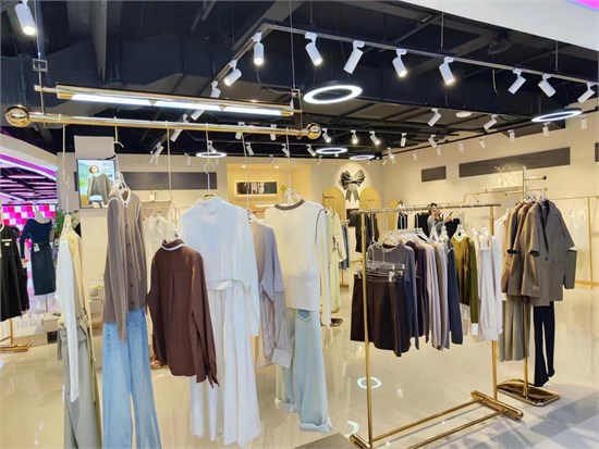 热烈祝贺简诣女装新旺汇商场店盛大开业