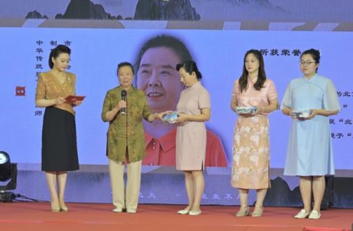 红都集团成立30周年暨拜师会在京举办