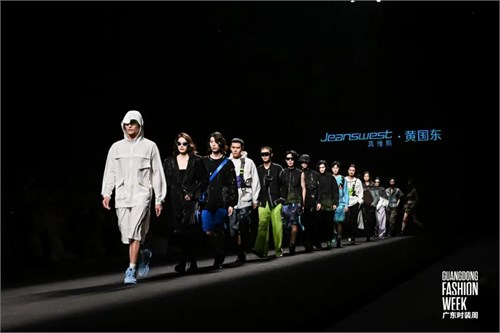 真维斯上演“灯光T台秀” 以国潮姿态开启年轻态新旅程