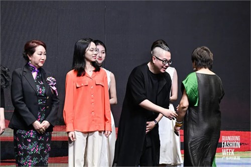 真维斯上演“灯光T台秀” 以国潮姿态开启年轻态新旅程