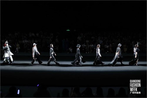 「绣梦向粤」定制联合秀  潮流与传统服饰文化的灵感碰撞