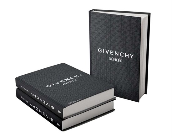 GIVENCHY纪梵希#全新发布《纪梵希T台时装秀完整收藏》