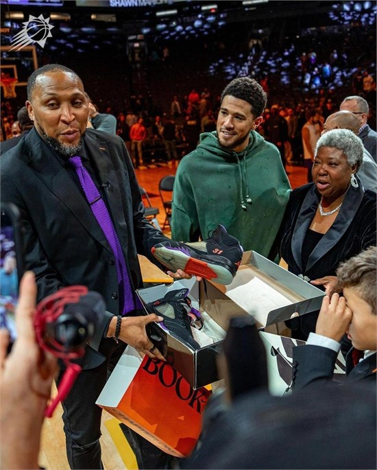 NBA名宿肖恩·马里昂球衣退役 布克致敬前辈送出珍藏球鞋