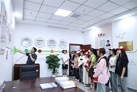 江西服装学院师生到青云谱区法院开展法治教育主题研学活动