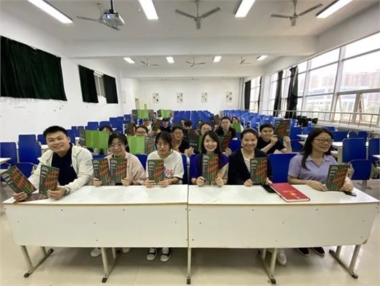 学校举行“服装创意设计的商业化转化”学术讲座