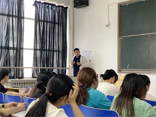 学校举行“服装创意设计的商业化转化”学术讲座