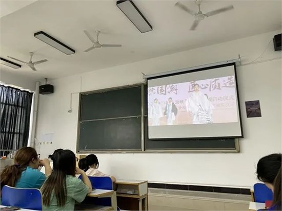 学校举行“服装创意设计的商业化转化”学术讲座