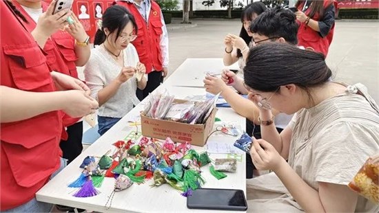 包粽子、扎香囊、自绘漆彩端午扇……在陕服我们这样过端午！