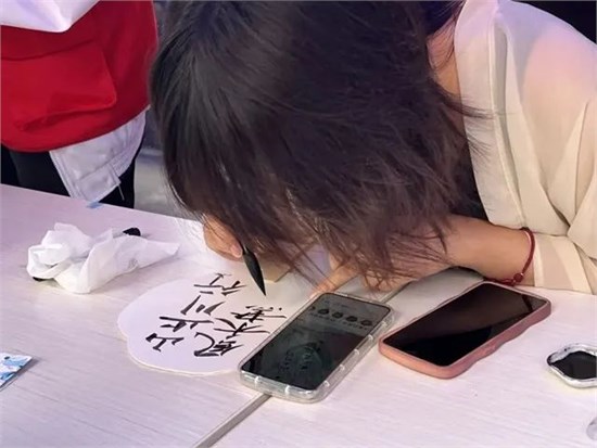 包粽子、扎香囊、自绘漆彩端午扇……在陕服我们这样过端午！