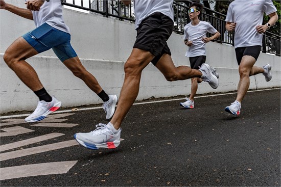 特步助威凯旋跑向巴黎 国民碳板跑鞋助全民开跑