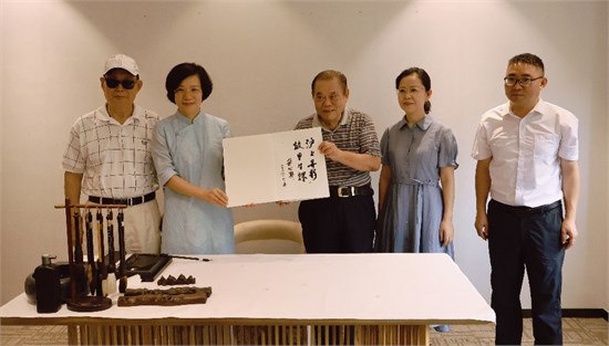 中共中央宣传部原副部长龚心瀚一行到温州大学美术馆参观展览