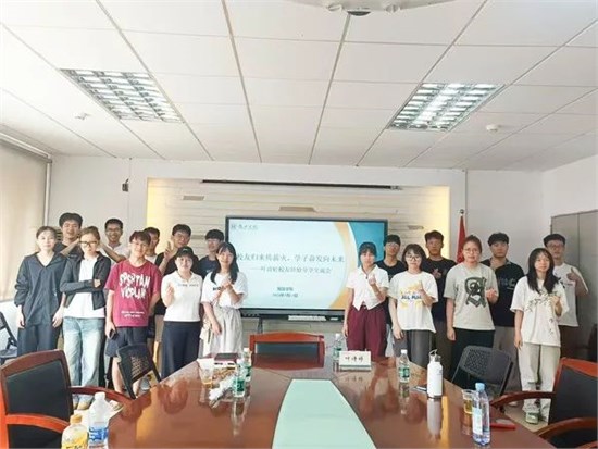  校友归来传薪火 学子奋发向未来 2024级新生学习经验交流会