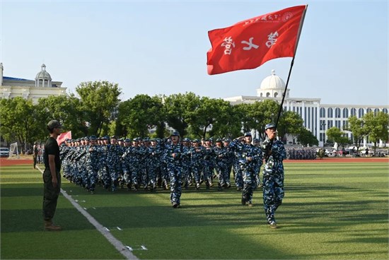 江西服装学院举行2024年新生军训成果汇报暨表彰大会