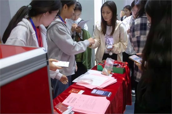 学代会圆满落幕 又踏层峰辟新天 更扬云帆立潮头