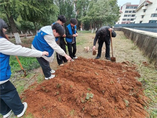 江西服装学院：“植”此青绿 江服同行