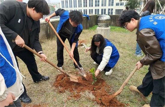 江西服装学院：“植”此青绿 江服同行