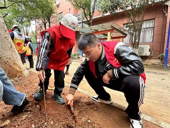 江西服装学院：“植”此青绿 江服同行