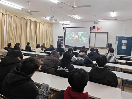 江西服装学院：“植”此青绿 江服同行