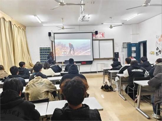 江西服装学院：“植”此青绿 江服同行