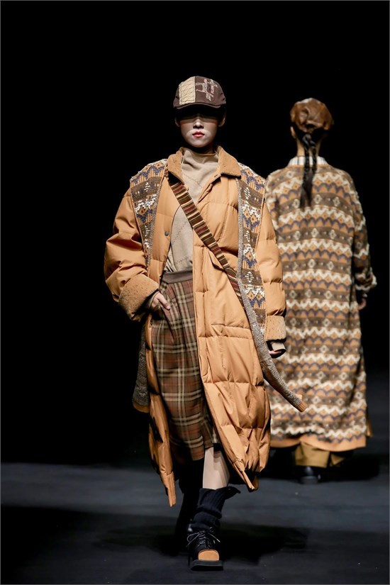 The Zrsh & In the Tea 25 A/W 编织对话时装发布会璀璨启幕