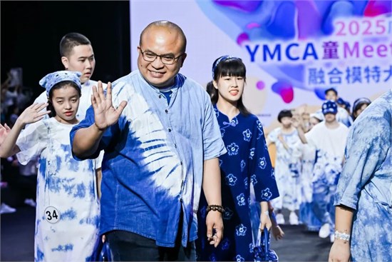 10后少女携“星星的孩子”打破T台边界 “不完美模特”的逆袭​
