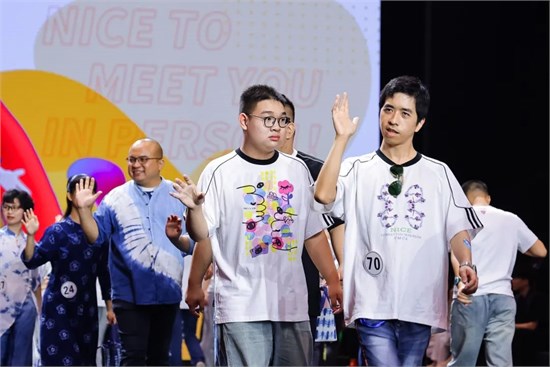 10后少女携“星星的孩子”打破T台边界 “不完美模特”的逆袭​
