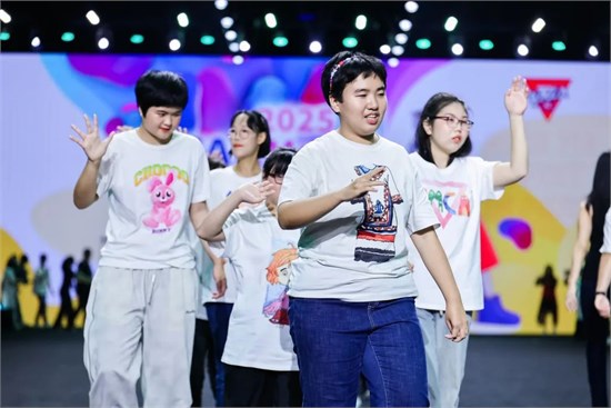 10后少女携“星星的孩子”打破T台边界 “不完美模特”的逆袭​