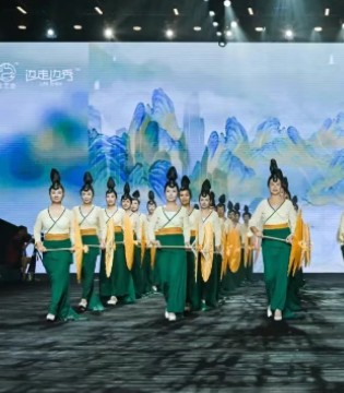 2025世艺会边走边秀《那年花开》畅秀广东时装周