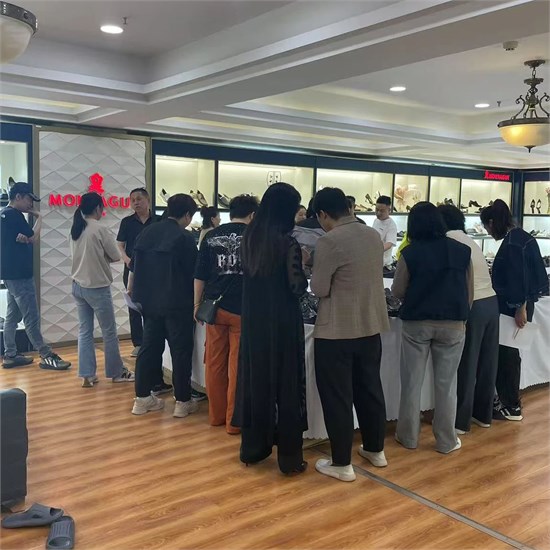 山東夢特嬌2025男鞋秋季新品訂貨會