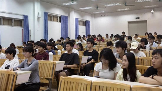 服装学院举办“助学护航 逐梦启航”资助政策宣讲会