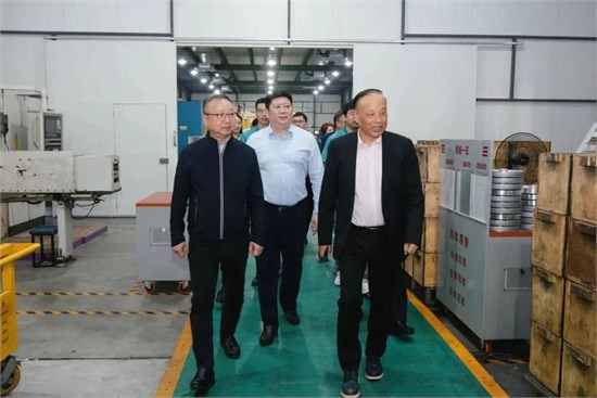 中国纺联会长孙瑞哲一行调研同和纺机，鼓励企业成为行业灯塔