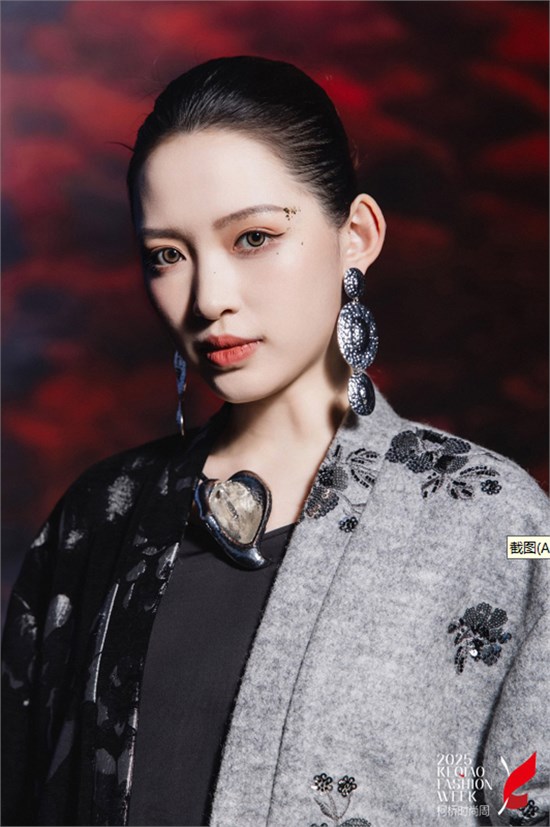 设计师魏丹携山从云2025秋冬系列“旗遇”登陆柯桥时尚周