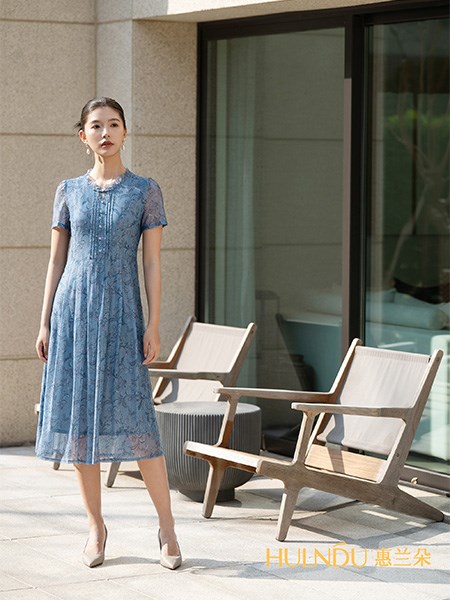 惠兰朵 轻逸长裙时尚端庄 大方经典