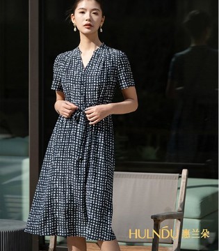惠蘭朵 輕逸長裙時尚端莊 大方經(jīng)典