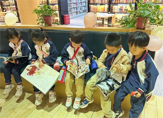 我校图书馆迎来沣西实验幼儿园萌娃参观