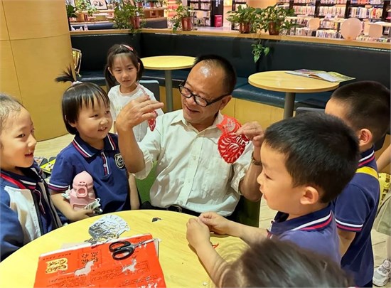 我校图书馆迎来沣西实验幼儿园萌娃参观
