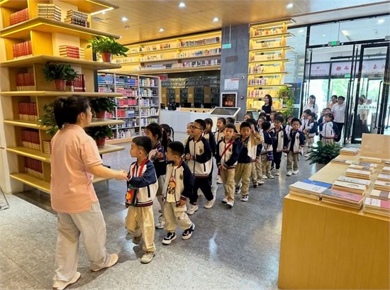 我校图书馆迎来沣西实验幼儿园萌娃参观