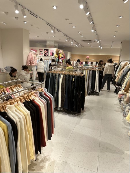 入卡：快時(shí)尚品牌領(lǐng)域的魅力女裝 風(fēng)格多元