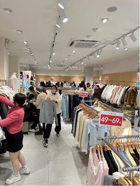 入卡：快時(shí)尚品牌領(lǐng)域的魅力女裝 風(fēng)格多元