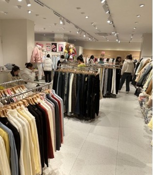 入卡：快時尚品牌領(lǐng)域的魅力女裝 風(fēng)格多元