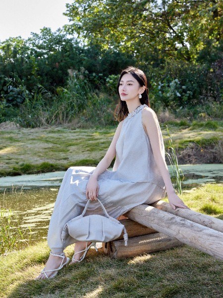 婕依妮2025夏季新品 简约而文艺沉静 知性从容