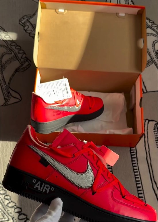 OFF-WHITE x Nike Air Force 1 “Crimson” 样品
