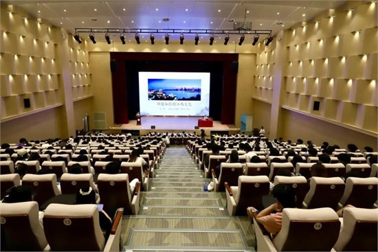 南昌大学教授、博士生导师朱虹应邀来江西服装学院作专题报告
