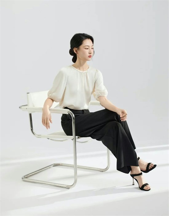 禾等女裝 以輕盈姿態(tài) 與時(shí)光溫柔對(duì)話