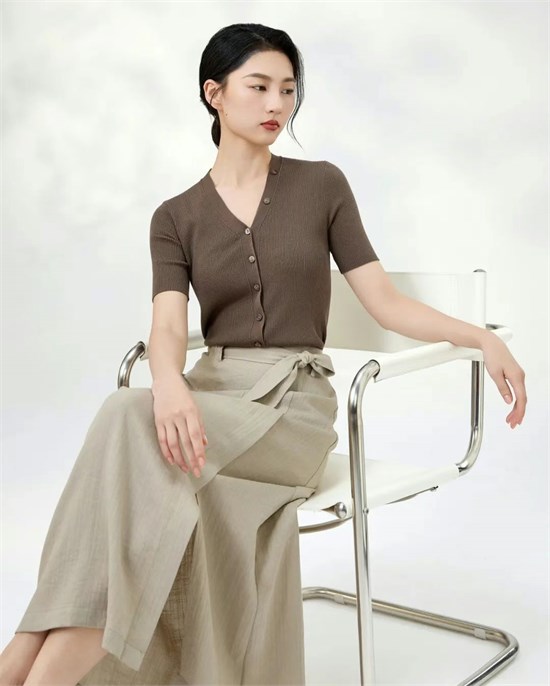 禾等女裝 以輕盈姿態(tài) 與時(shí)光溫柔對(duì)話