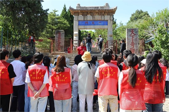 攀登廉潔之峰 學(xué)院師生開展思政教育實踐活動