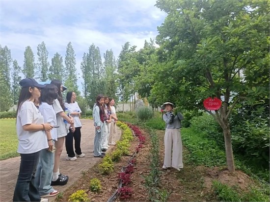 健康学院师生赴周至校区开展中药鉴定学实验教学活动