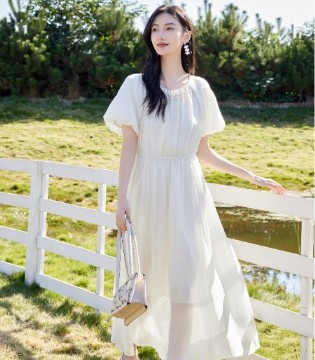 婕依妮  用裙子的溫柔和時尚 擁抱夏天