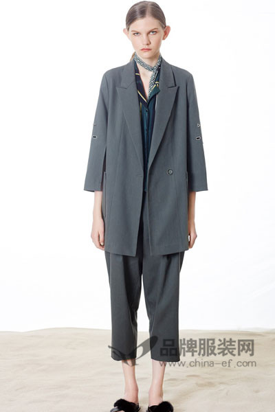 奕色女装 将建筑线条感融入服装轮廓
