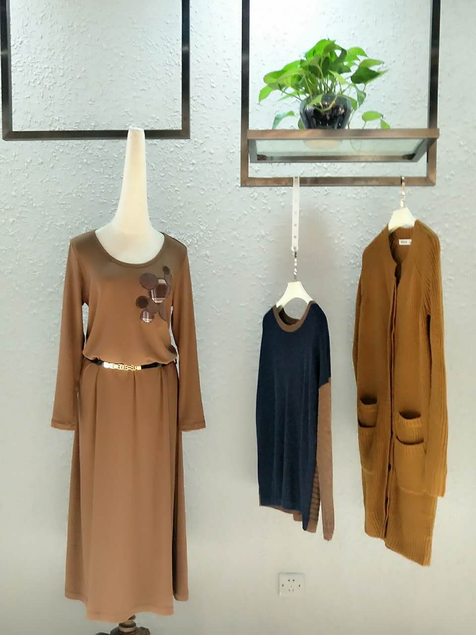 【堓上】专柜正品折扣女装 尾货批发 免费加盟